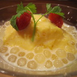 中国料理 堀内 - ハードめの食感、濃厚なマンゴープリン。
      
      ココナッツミルクに浮かぶタピオカの弾力感。
      レモンの爽快感。
      
      