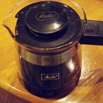 珈琲　豆蔵 - 珈琲ポットに入ってきます。　量も充分（＾＾ｂ