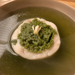 赤坂 菊乃井 - 蓋物 ：甘鯛新茶蒸し　湯葉　蕨　蕗　芋茎　玉露　花山椒 個性的な茶碗蒸し。中央の緑のモノは茶蕎麦。柔らかめ。 手間がかかっていると思います。お茶の香り。 蕨や蕗の香りも、もう少し欲しかったかな。