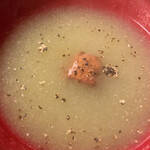 赤坂 菊乃井 - 止椀 ：新キャベツすり流し　長いもの真丈　黒胡椒 新キャベツ大好きなんです。すり流しは初めて。 娘が春キャベツが好きなので、春になると、 いつも春キャベツの炒め物を作っていました。 春キャベツのすり流しとはすごい。真丈はもっちり。