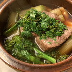 赤坂 菊乃井 - 強肴：牛肉花山椒鍋　筍　菜種　うるい　黄身だれ 花山椒とは嬉しい！やはり香りがいい。鍋は、わりと濃い味付けの鍋。 黄身たれはあまり、私はこの鍋に使わなかったかな。 筍など春の野菜たっぷりでした。