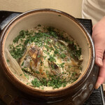 赤坂 菊乃井 - 土鍋ご飯：鯛　木の芽　 鯛の頭などからたっぷり。木の芽の香りがいい。 土鍋ご飯の残りをお持ち帰りさせていただきました。