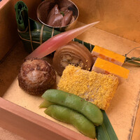 赤坂 菊乃井 - 八寸：鯛粽寿司　鱒の南蛮漬け　鯛子落雁　 枝豆　酢取り茗荷　鯛肝しぐれ煮　的穴子　小芋絹かつぎ ５月の八寸。鯛の粽が美味しい。男の子のお祝い月ですね。 鱒のしぐれ煮が好み。的穴子は、白焼きの穴子に干ぴょうを巻いているそうです。