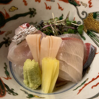 赤坂 菊乃井 - 向付 ：明石天然鯛　しまあじ　あしらい一式　 盛り付けと器が素敵。ツマがたっぷりで嬉しい。生姜が好み。 天然真鯛もしまあじもどちらも美味しい。