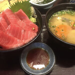 さかな屋すし 魚健 - 料理写真:中トロ丼＋あら汁