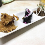 がばちょ - セット（アテ3品+ドリンク1杯/500円） この日のラインナップはマグロトロカツ、しば漬け細巻き、なんか煮付けｗ