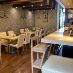 EBISU蓮 - ランチタイムは広々とした空間で楽しめる