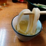 関西風手打うどん いらっしゃい - 温かい汁につけていただく