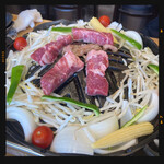 大衆ジンギスカン酒場 東京ラムストーリー - ジンギスカン鍋に肉と野菜