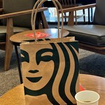 スターバックス・コーヒー - 店内にてサービス珈琲と共に