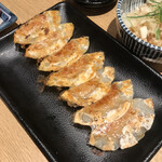 肉汁餃子と190円レモンサワー 難波のしんちゃん - 