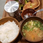 九重珈琲 - ごはんセット　サラダとごはん、みそ汁、ふりかけ