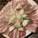 万宝家 - サンギョプサル（チシャ、ゴマの葉、ねぎサラダ付き）