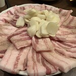 万宝家 - サンギョプサル（チシャ、ゴマの葉、ねぎサラダ付き）（￥1500）