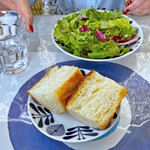 ギリシャ料理 taverna ミリュウ - 前菜の「プラシーニサラダ」とパン