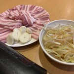 万宝家 - サンギョプサル（チシャ、ゴマの葉、ねぎサラダ付き）（￥1500）