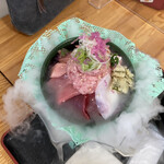 みなと市場 小松鮪専門店 - 山ほこ丼　上から　ドライアイスモクモク