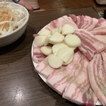 万宝家 - サンギョプサル（チシャ、ゴマの葉、ねぎサラダ付き）（￥1500）