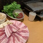 万宝家 - サンギョプサル（チシャ、ゴマの葉、ねぎサラダ付き）（￥1500）