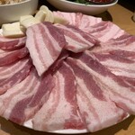 万宝家 - サンギョプサル（チシャ、ゴマの葉、ねぎサラダ付き）（￥1500）