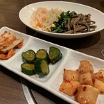 万宝家 - ナムル盛り合わせ（￥650） ・キムチ盛り合わせ（￥650）