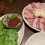 万宝家 - サンギョプサル（チシャ、ゴマの葉、ねぎサラダ付き）（￥1500）