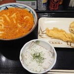 Marugame Seimen - トマたまカレーうどんとひと口ご飯、イカ天とさつまいも天。