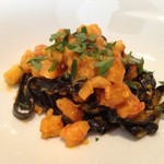 イル プレージョ - イカスミを練りこんだタリアテッレ 魚介のサフラン煮込みで