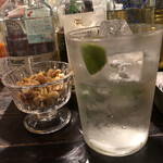 オーチョ タケリア メキシカン - テキーラハイボールとナッツ（飲みかけ食べかけなので、ほんとはもっと並々）