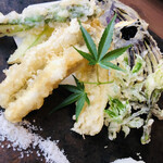 豊洲直送鮮魚と釜飯 二代目 魚義 - 穴子の天ぷら。さつま芋、アスパラガス、茄子、こしあぶらが付け添えです