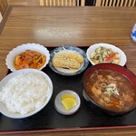 泰禄屋 - とん汁定食+ゴーヤチャンプル+スパゲティサラダ