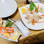 富田屋 - 左:ボイル蟹
      右:刺身