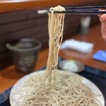 そば くら富 - 十割蕎麦でも細く長く繋がり、喉越しも良い当店の細挽き