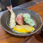 そば くら富 - 天麩羅　海老、フルーツトマト、生しらすの大葉巻き、南瓜