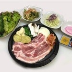 魚の三姉妹 - ★サムギョプサル★　豚の三段バラの焼肉、分厚いお肉と当店オリジナルの甘酢大根やキャベツサラダ一緒にアレンジして食べます。当店でしか楽しめないサムギョップサルの食べ方の是非トライしてみてください！