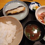 松むら - (2022/5 訪問)銀ダラの西京焼き定食1500円。小鉢に刺し盛り。