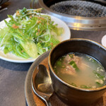 東京焼肉 平城苑 - サラダとスープ