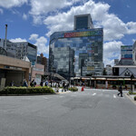 東京焼肉 平城苑 - 駅前から見てすぐのビルです。