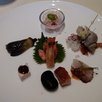 中国料理 礼華 四君子草 - 8種の前菜盛り合わせ
                    　才巻海老玖瑰露酒漬け
                    　つぶ貝の塩水漬け 葱ソース
                    　炙りカンパチ 甜醤ソース
                    　花豆の五香煮
                    　豚トロチャーシュールバープソース
                    　大山どりの四川風胡麻ソース
                    　小茄子 油淋