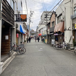 RASA HALA - 静かな東三国駅の路地裏。駅からすぐの通りです。