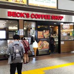 ベックスコーヒーショップ - 前を通る通行人が次々と入店していき、繁盛しています。