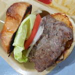どぶ板食堂 Perry - ...「スペシャル（1600円）」、burgerは小さ目。。