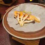 作並温泉 湯の原ホテル - 鮭の銅板焼き…まだ固形燃料が燃えてるので熱々