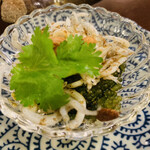 Bishokudougen Ginza Koharebiyori - こちらも前菜。海ぶどうと釜揚げしらすの四川料理風。