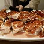 一平飯店 - 栃木県産 香鶏の丸揚げ
            写真映えするかなと思い写真先頭にもってきました！
            香鶏はオリジナルの銘柄鶏、名古屋コーチンの交配に使われた「バフコーチン」の血統を継承した泰山鶏が原種です。