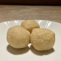 一平飯店 - お豆腐のクリスピー揚げ
                    豆腐に香辛料やスパイスを粉とまぶし揚げた料理は食感が軽くホイホイと食べてしまいます。
                    五香粉の独特な香りがあり個性的な味となっています。
                    香りを楽しむちょっとした一品ですね。