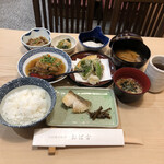 山形郷土料理 おば古 - ⑥むきそば(そばの実)、焼き魚(目鯛)、野菜天ぷら、あんかけ煮豆腐、なめ茸、ご飯(つや姫)、つけ物、みそ汁