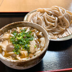 Inakaudon Tetsu - 【2022年05月】肉汁つけうどん麺：冷盛＠900円、提供時。