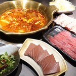 175667176 - 火锅（火鍋）※麻辣スープ，ラム肉，豚の腎臓，アヒルの血，モヤシ，セルフ調合タレ