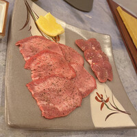 焼肉 拍手喝采 - 薄切りタンとタン先